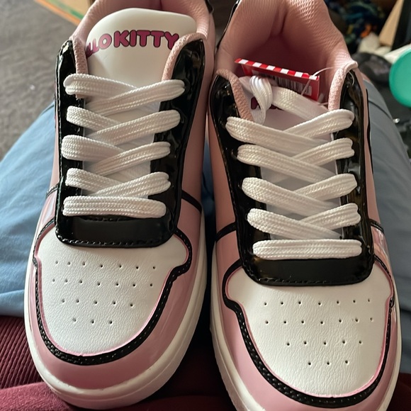 NWT Women’s Hello Kitty Shoes size 7 - Picture 3 of 4